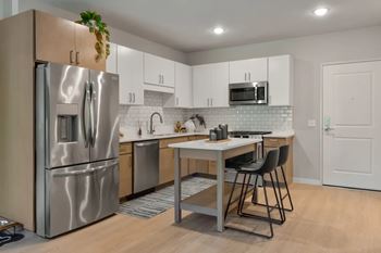 Refrigerator with ice maker